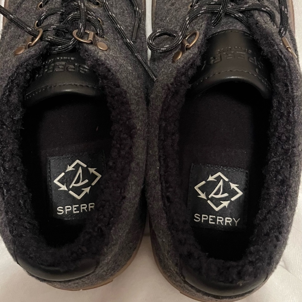 SPERRY Mens shoes - size 9 - new!